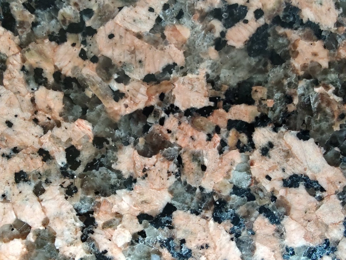 GeologistsCat's tweet photo. ...&amp; at the end of the #hedgewatch the humans enjoyed some #urbangeology  #Feldspar (red), #Quartz (Grey) &amp; #Mica (#Biotite (black)) form together a nice #Granite.
Tasty #cake &amp; #Cappuccino #ForScale 😸

@urban_geology https://t.co/iBMjtBnRND