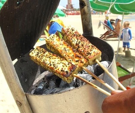 SantiagoSpaltro's tweet photo. No entiendo por qué no hay vendedores de queso caliente en la Costa argentina. 

Esta maravilla del mundo solo la encontré en Brasil. https://t.co/3kWPv9JaLt