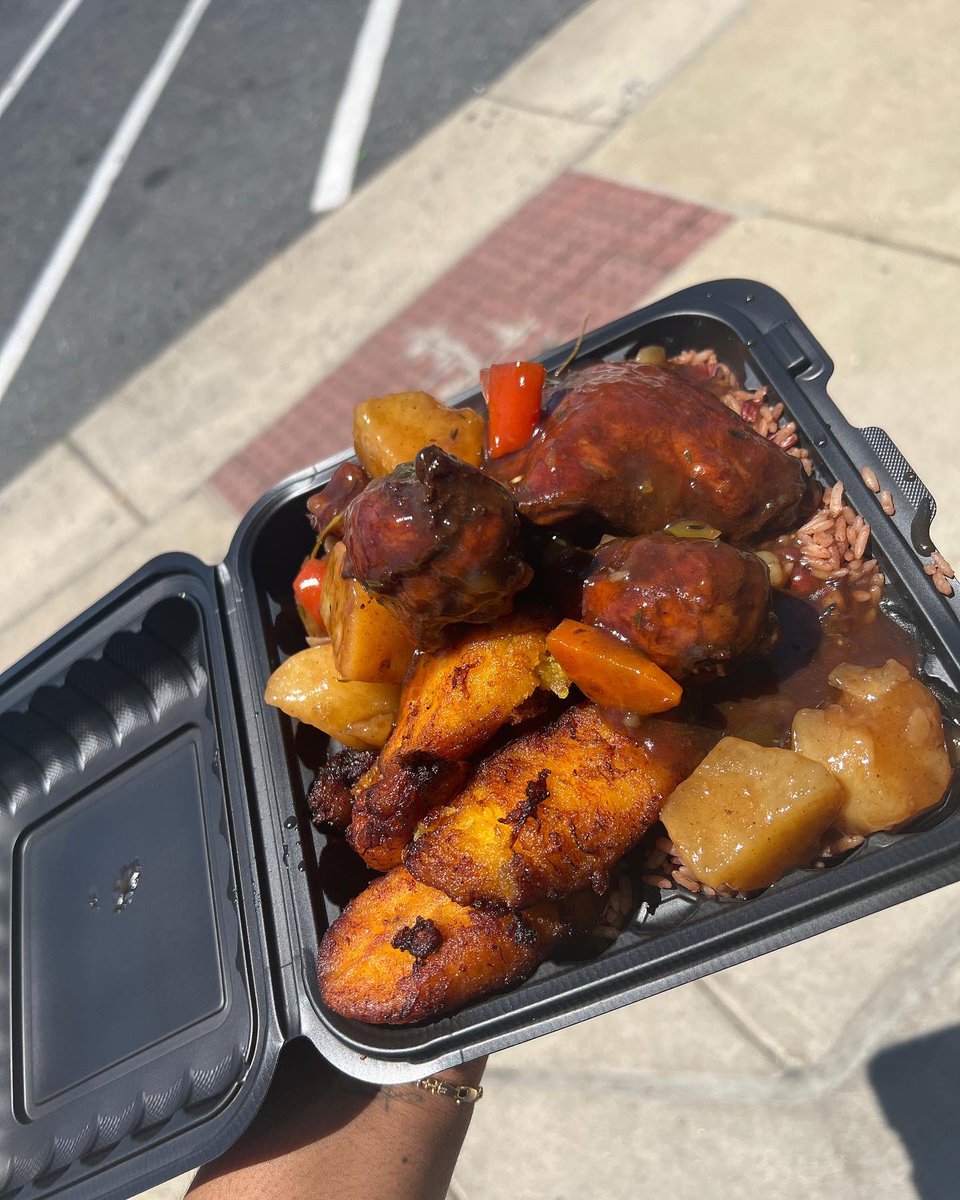 Littleislan's tweet photo. CURRY CHICKEN OR STEW CHICKEN? https://t.co/wo0S6ba2wU