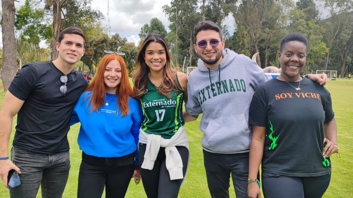 KGuerreroCab's tweet photo. ¡Este viernes estuvimos como CEU compartiendo con los nuevos estudiantes externadistas! 

Desde la representación estudiantil del Consejo Directivo de @UExternado quiero desearles miles de éxitos en esta nueva etapa. ¡Mañana a iniciar con toda para seguir construyendo país!💚🇨🇴🫶🏽 https://t.co/GUBDNwv2tU