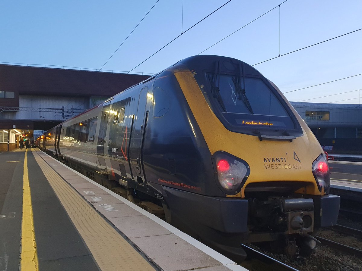 JamesTGlossop's tweet image. Avanti West Coast Voyager 221112 seen at Birmingham International on Friday evening with a service to London Euston. (13/01/2023) #BirmimghamInternational #Class221 #Voyager #WestMidlands @AvantiWestCoast @JedKendray