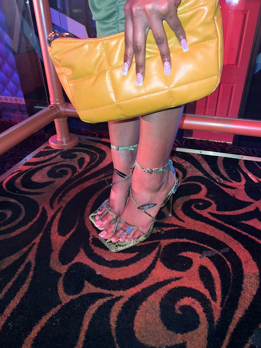 thatsaniyah_'s tweet image. Should be a series, cause my body causing a scene 😅💚 #chapter24