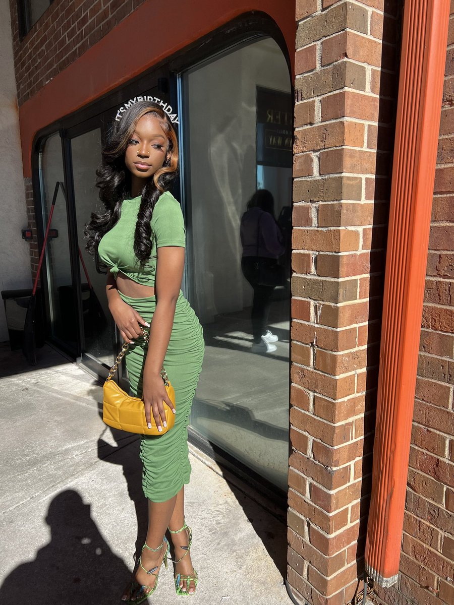 thatsaniyah_'s tweet image. Should be a series, cause my body causing a scene 😅💚 #chapter24