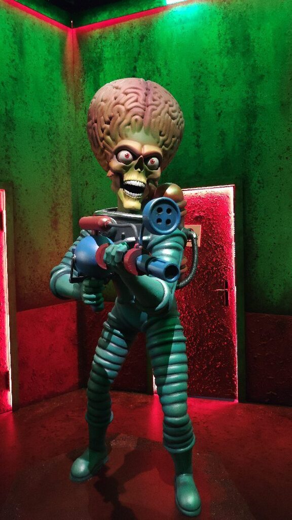 -Pardon my enthusiasm"
-"I love your enthusiasm".

Lo de Tim Burton en Madrid.

A mi no me gusta Tim Burton tanto como a vosotros. 
Excepto Big Fish, claro. Esa obra de arte me gusta más que a vosotros.
.
Y de Big Fish no había nada en esta expo. 🥺

… instagr.am/reel/Cncu-Q7Ix…