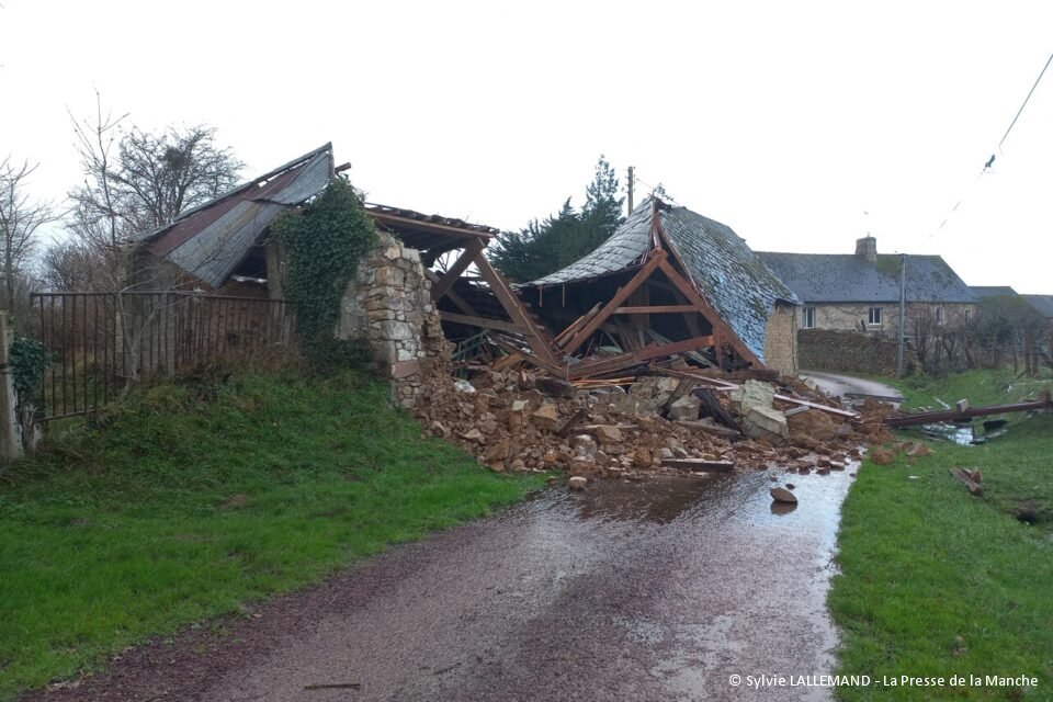 Un phénomène venteux violent a provoqué des dégâts dans la #Manche ce dimanche après-midi, au passage d'un #orage. Une enquête est ouverte afin de déterminer s'il s'agit, ou non, d'une #tornade : 