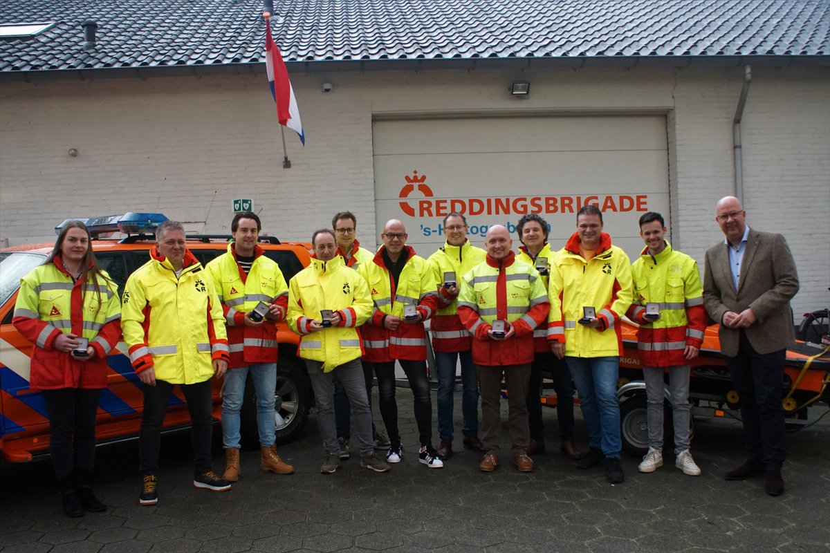 Vanmiddag overhandigde burgemeester <a href="/JackMikkers/">Jack Mikkers</a> van <a href="/shertogenbosch/">'s-Hertogenbosch</a> de herdenkingsmunt Watersnood Limburg 2021 aan onze ingezette lifeguards. 

facebook.com/reddingsbrigad…

#vrijwilligers #waardering #reddingsbrigade #nationalereddingsvloot #denbosch