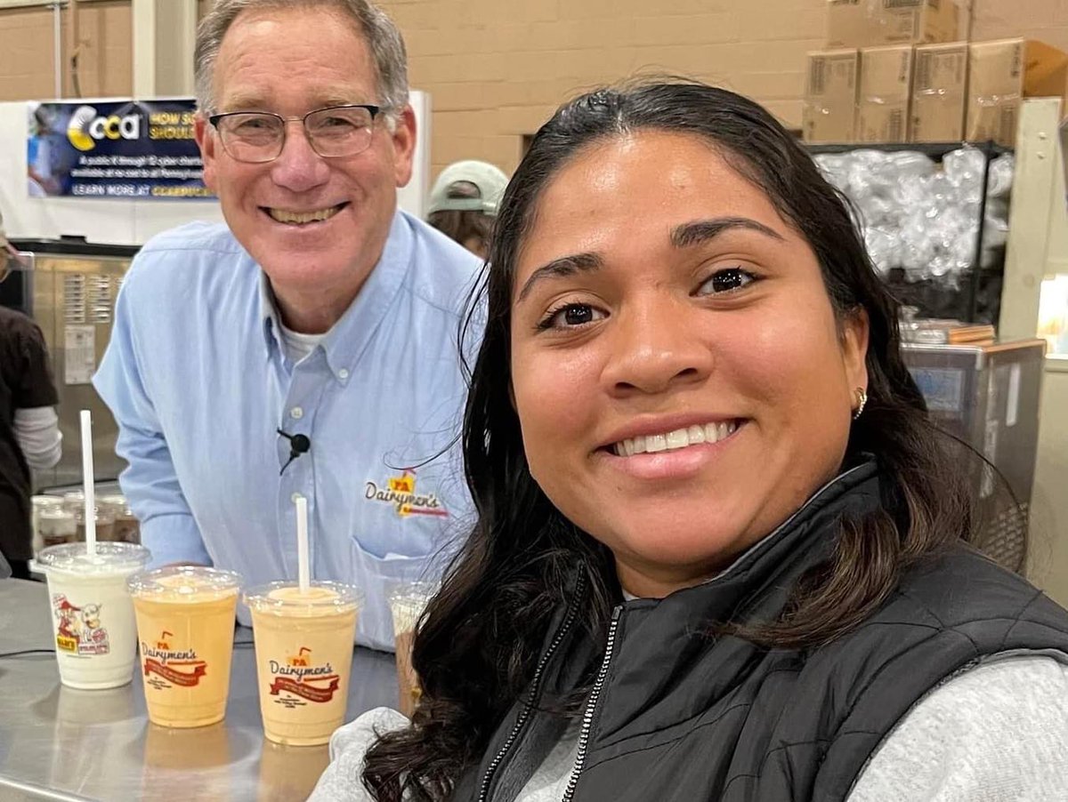 JuliaBreneman18's tweet photo. Wrapping up winter break with some #PAFarmShow internship fun. Thanks for the opportunity and dairy-delicious memories @GnazzoPromotion &amp; @padairymens! 🤗🐮 #milkshakesmiles70 #choosepadairy #pafs2023 https://t.co/NHOdCvByIS