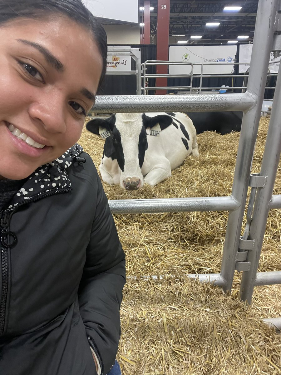 Wrapping up winter break with some #PAFarmShow internship fun. Thanks for the opportunity and dairy-delicious memories @GnazzoPromotion & @padairymens! 🤗🐮 #milkshakesmiles70 #choosepadairy #pafs2023