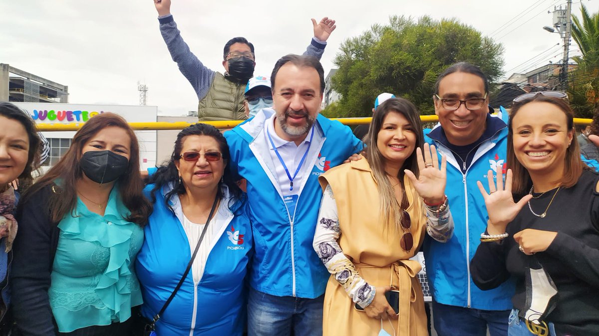 LilianaDuranA's tweet photo. Junto a toda mi familia, escucharé con atención la propuesta que @pabelml tiene para mi #LindoQuito. Es el más 
preparado, el más capaz. #ConPabelQuitoRenace #QuitoDebate2023 https://t.co/lKeGSp7HxR