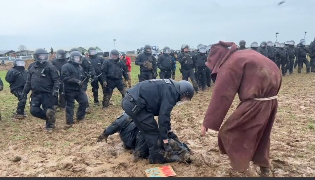 YungVogel's tweet photo. Bullen werden in Lützerath von Bruder Jakob geowned https://t.co/L0sgUiz0cH