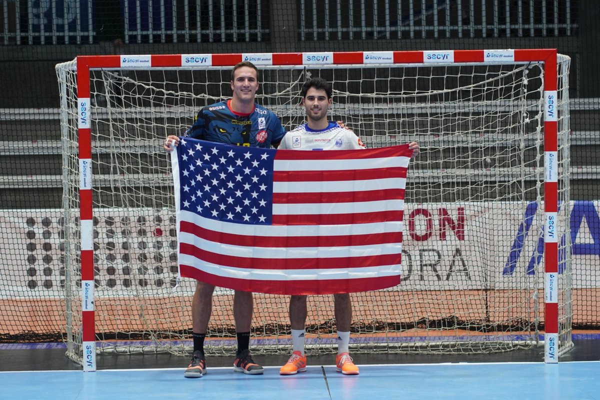 Un pequeño paso para USA 🇺🇸, un gran salto para el 'handball' americano.
Histórica la 1ª victoria de Estados Unidos en un Mundial de balonmano.
El gallego <a href="/AlexChan_/">Álex Chan</a>  y el capitán de las Fuerzas Aéreas <a href="/drewdons14/">Drew Donlin</a>, dos de sus héroes.
bit.ly/3ZB3zzD
📸 IHF y Fernando Lago