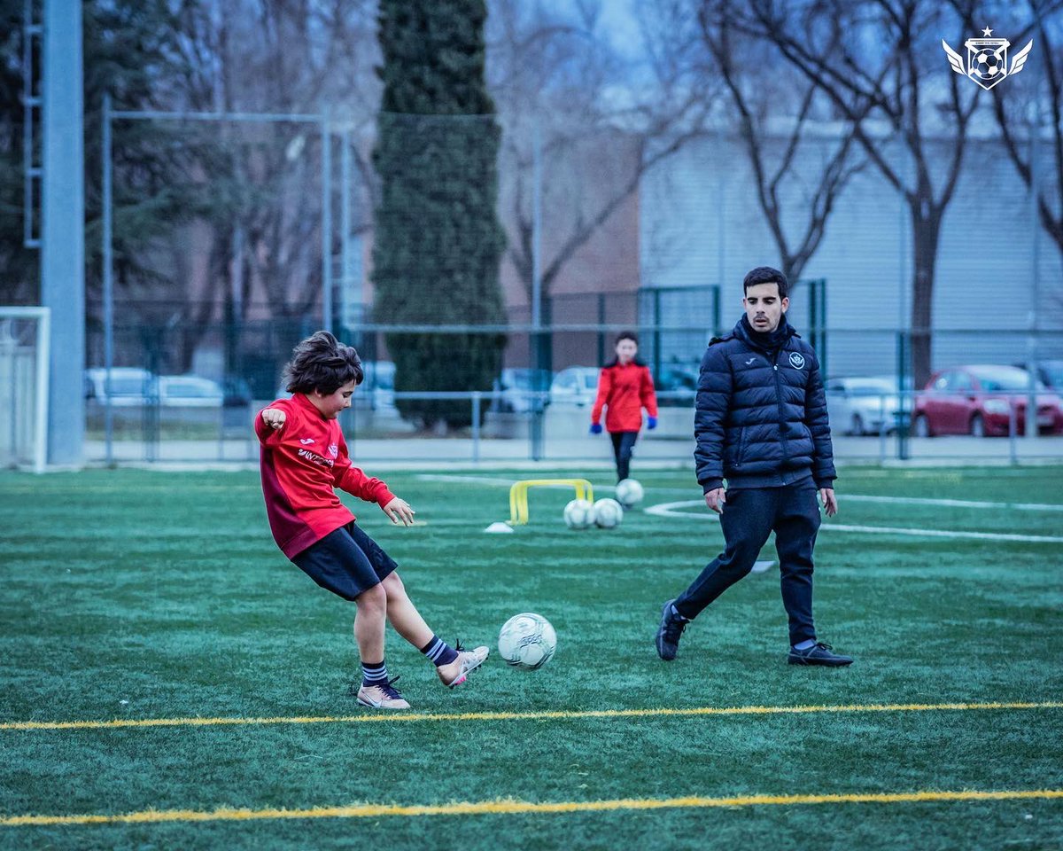 AcademyTF_'s tweet photo. 🔛 Seguim amb els 𝗘𝗡𝗧𝗥𝗘𝗡𝗔𝗠𝗘𝗡𝗧𝗦 𝗜𝗡𝗗𝗜𝗩𝗜𝗗𝗨𝗔𝗟𝗦 al #AcademyTotalFootball‼️

ℹ️💻 Més informació a https://t.co/T7u6JQFz0Y i al WhatsApp (681 177 077)
—
📸: @enricserraphoto https://t.co/1ZvnDwV515