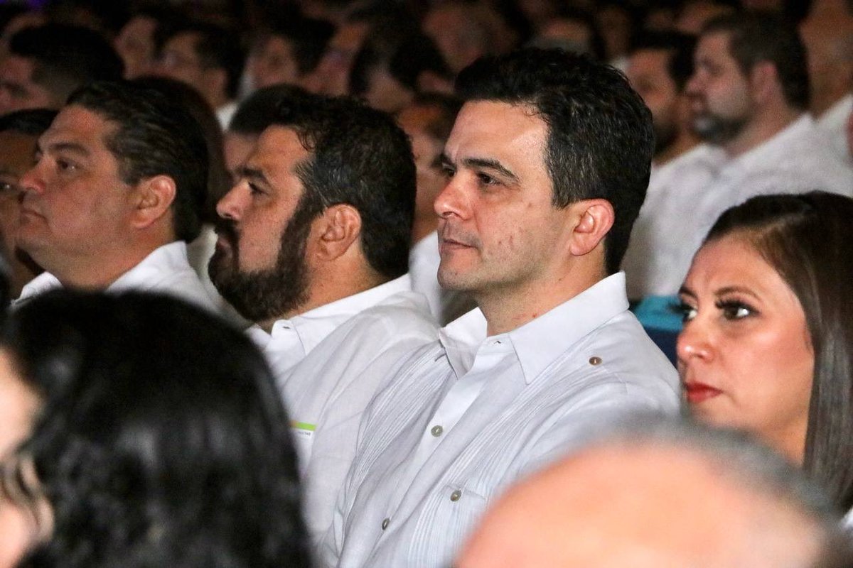 erikrihaniglez's tweet photo. 🎉¡Muchas felicidades por su 4to Informe al Gobernador @MauVila que se traduce en este #CambioQueSeVeYSeSiente!
🤝Continuemos trabajando juntos y en equipo para seguir transformando #Yucatán y el #IXDistrito.
#4toInformeVila #YucatánUnSoloEquipo https://t.co/YNiHhY70II