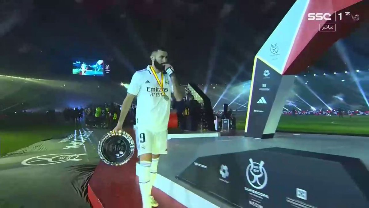 forcabarca_ar's tweet image. جائزة لـ بنزيما بعد الكلاسيكو