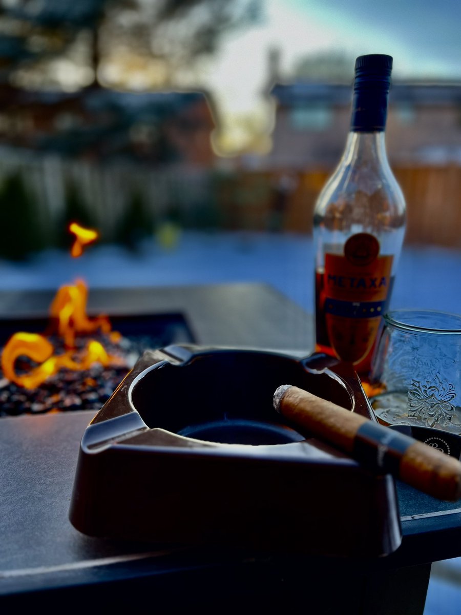 PT_PSSolutions's tweet image. Sunny cold Sunday cigar and whiskey 🥃. Cheers. #sunday #whiskey #cigar #metaxa #greek #firepit #chilling #cigars #cigaraficionado @pueblocigars @villagecigarco @coronacigartampa #beard #bearded @jeremysiers