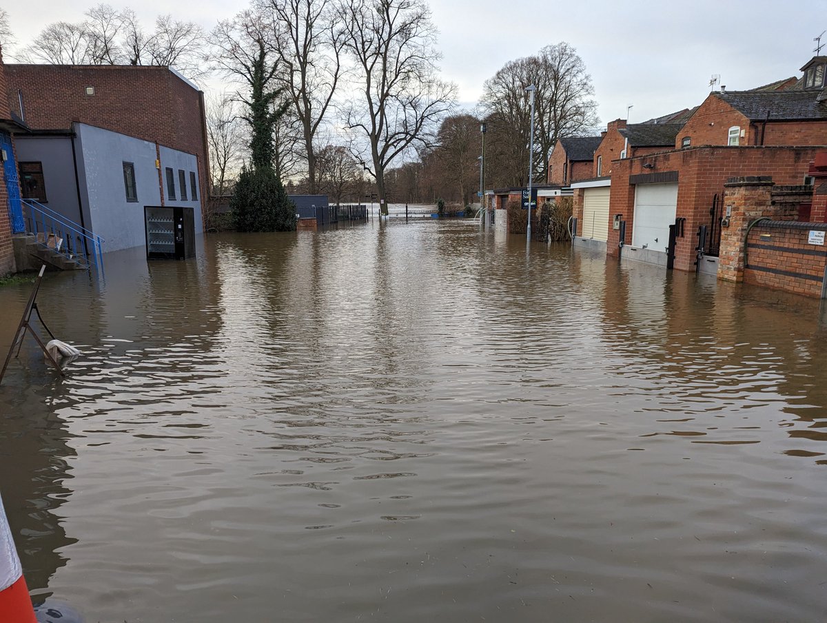 NeilHine's tweet photo. @DaveThroup @WorcsTravel We were, another 1cm and we would have had floodwater in the house for the 4th time in 4 years. https://t.co/Zy7ddWeYIK