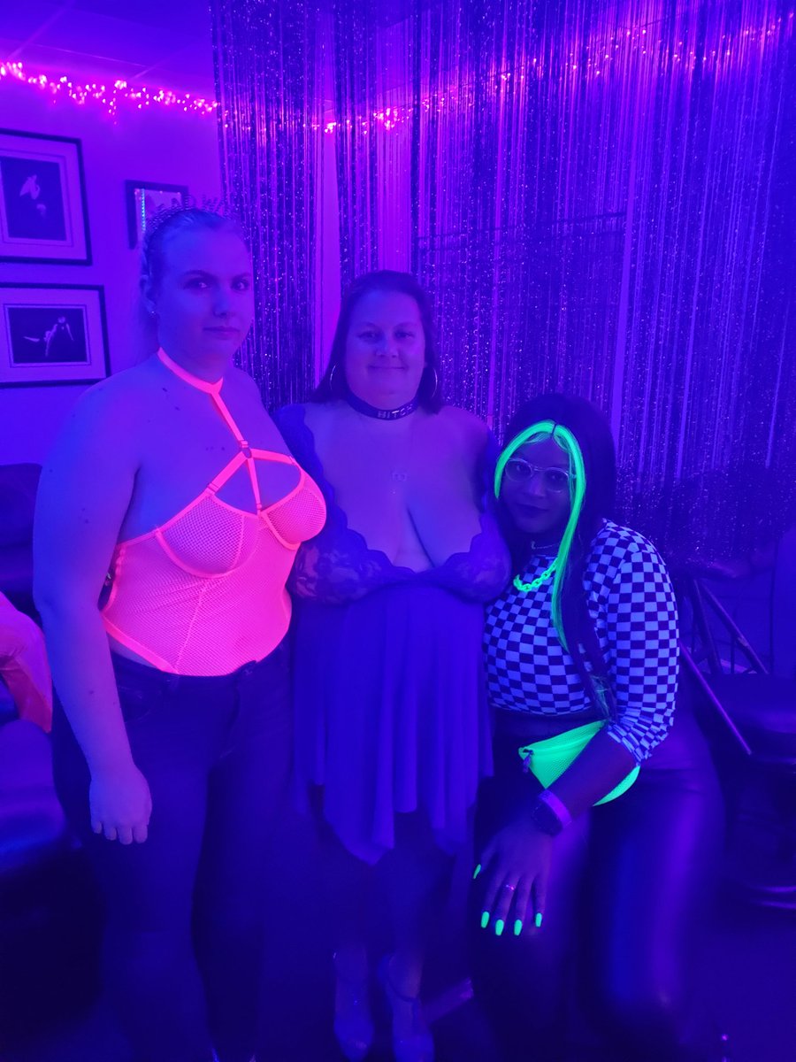 NEFlafootevents's tweet photo. A few of our GLOW BABES!
@CKJStudioJax 
@FootgoddessH 
@footnight https://t.co/1skaPFWjCi