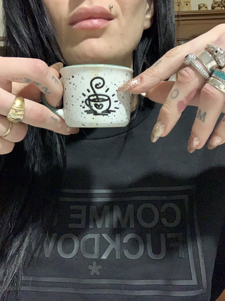 miss_val2020's tweet photo. E mentre tu sbavi all’idea di poterti avvicinare a me, io bevo il mio caffè e faccio shopping online con le tue carte.
Il tuo unico premio è pagare
#moneymiss #onlinemiss #missval #humanatm #paypig https://t.co/TAJ7FIlASk