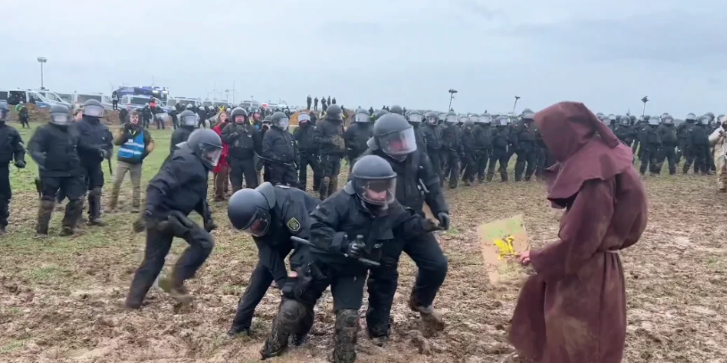 stadeltobi's tweet photo. Die imperialen Sturmtruppen zeigten sich jedoch vom Angebot der Jawa wenig beeindruckt https://t.co/4Sva4pilZO