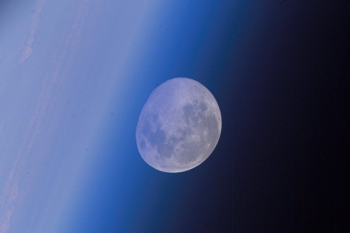 astro_jaz's tweet photo. Look at how stunning the Moon is when seen from the ISS 🌕 https://t.co/AsCDPEbu2N
