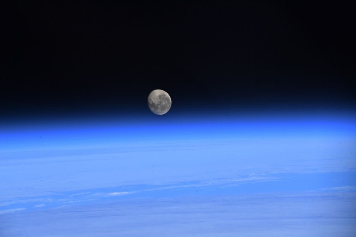 astro_jaz's tweet photo. Look at how stunning the Moon is when seen from the ISS 🌕 https://t.co/AsCDPEbu2N