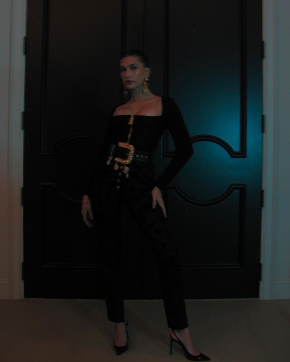 haileysoutfits's tweet photo. Hailey Bieber 💫 https://t.co/aanKuK6eNR