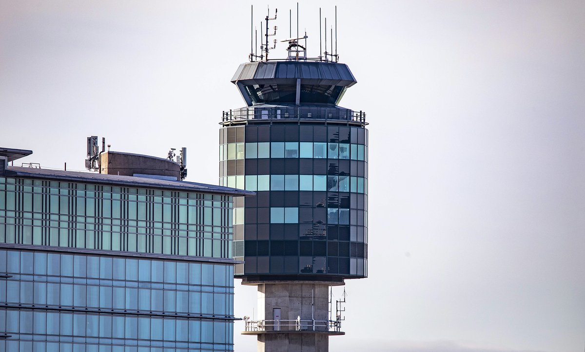 Kent_YVR's tweet image. ‘In the spotlight’ @AmericanAir #737, plus one of the most recognizable landmarks @yvrairport - #ATC #ControlTower. #yvrspotters #avgeek #Vancouver @navcanada