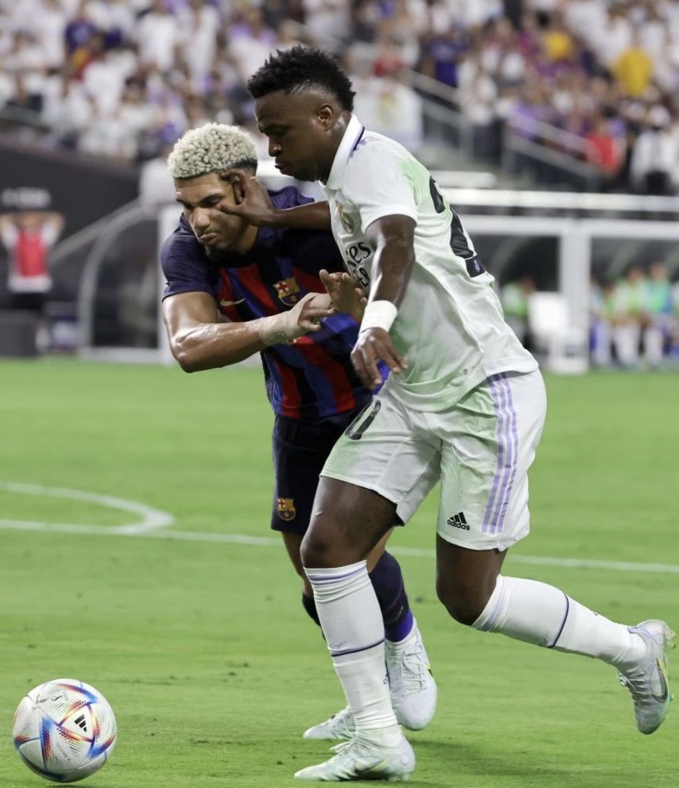 مستحيل اقدر الوم فينسيوس على شي، كيف اقدر الوم لاعب يلعب لوحده بالجناح بدون أي مساندة من الوسط او الاظهره

كل شخص جلس ينتقده يراجع نفسه وانا ما ادافع عنه أبدًا لكن ذي بديهيات بكرة القدم

تحشر لاعب بالجناح ضد ٤-٣ لاعبين وش ممكن يسوي لك؟ انشيلوتي جالس يظلم امكانياته للاسف