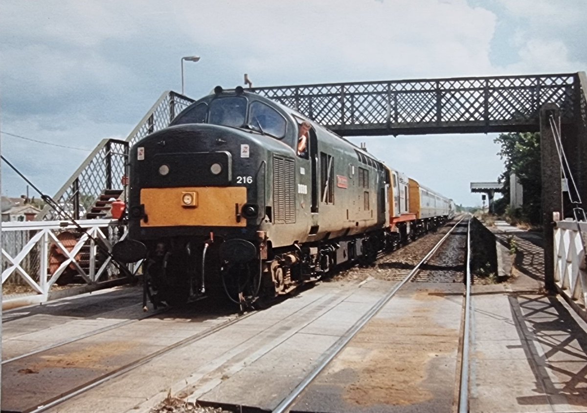 Another photo from Grandad's archive this evening. #class37 37216 drags 2 #class20 and their Hunslet Barclay weedkiller train through Trimley at some point in the mid 1990s. The weedkiller trains always fascinated me as a youngster and still love to see these locos now!