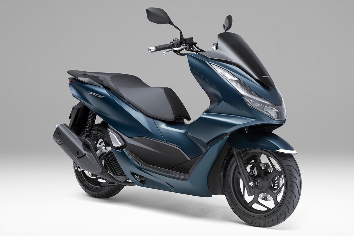 AUTOSPORT_web's tweet photo. ホンダ『PCX』『PCX160』の最新モデル発表。新色を追加し、2013年1月26日から発売開始 https://t.co/eb5MjB8cFU #ホンダ #PCX #PC160 #スクーター #新型車 https://t.co/q8CUSVjXq0