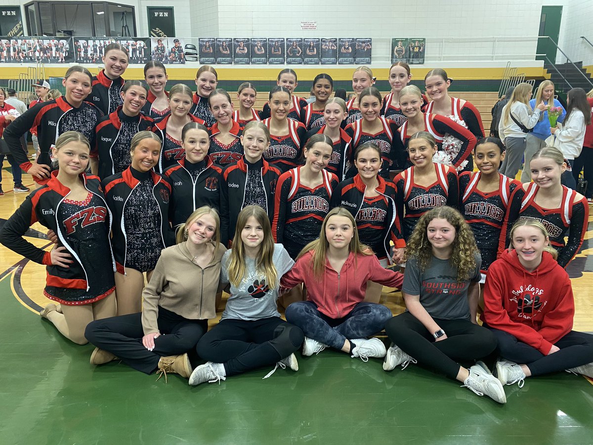 FZSVDT's tweet photo. JV &amp; Varsity Redline with our Junior Bulldog Dancers at the FZN Showcase 2023! @FzsJVRedline https://t.co/SB4KR1tKYJ