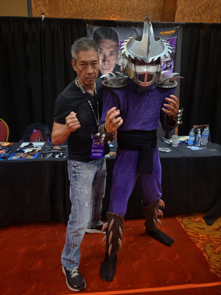 CncShredder's tweet photo. It was such an incredible honor to meet @FrancoisChau and Kenn Scott for aka #raphael for a second time,  this time in my newer updated, FINAL V3 #secretoftheooze Shredder cosplay. Thank you again, until next time...🧪🌼

#tmnt #cosplay #shredder #teenagemutantninjaturtles #movie https://t.co/1ojmrSIqJq
