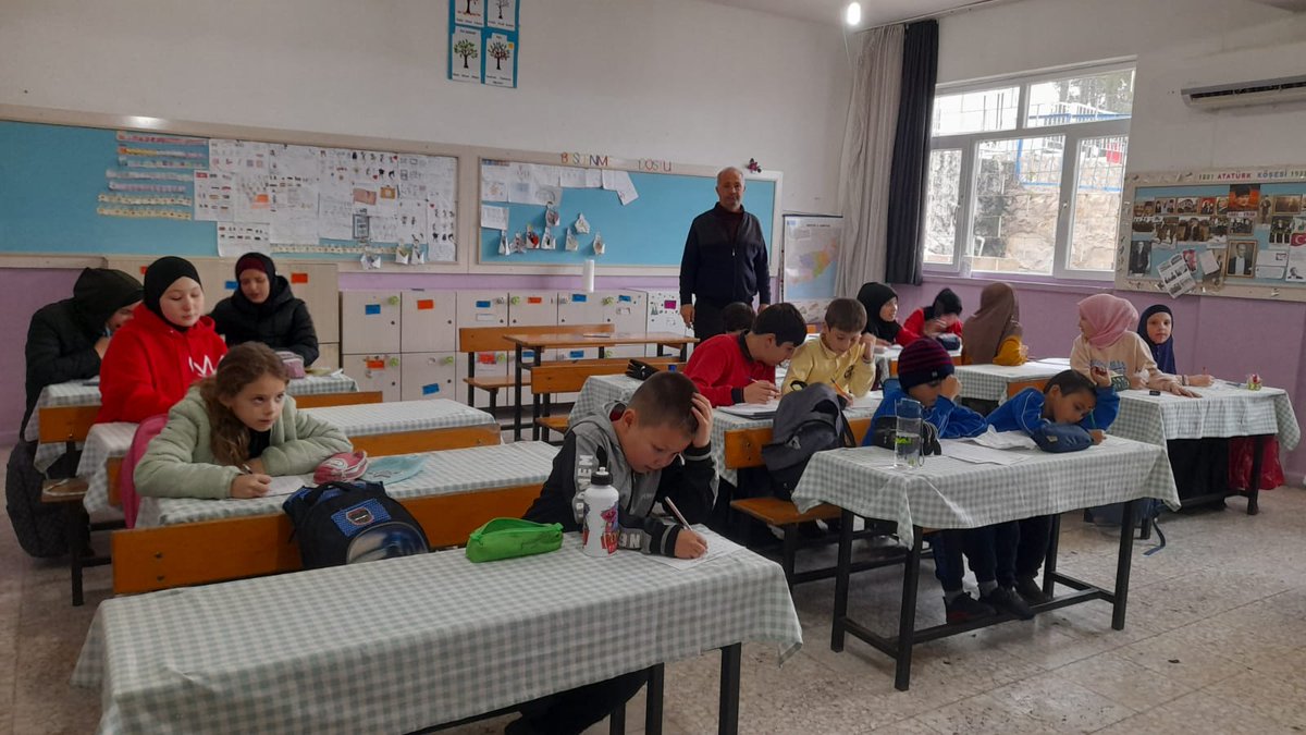 aydincik_HEM's tweet photo. 6-13 Yaş Misafir Öğrencilere Yönelik Türkçe Dil Kursu'muzdan... 

#AileOkulu

@sdulger43  
@MersinMEM
@AdemKoca46 
@FatihBurgut
@MikailEREN33 
@altunkaynak52  
@turgaydut1
@akyolmehmet
@aydincikmem
@HayatboyuMersin
@Mersinhayatboyu
@Nry_OzgeSagbas
#MersindeÖğrenmeHayatBoyudur https://t.co/Ea3IHQxU0Q