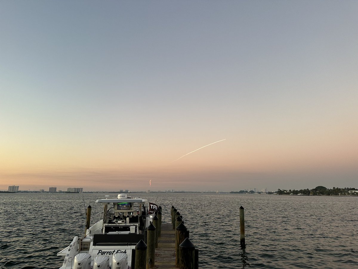 MatthewHaehl's tweet photo. @SpaceX Falcon Heavy from Miami https://t.co/eDHR2eHgpG