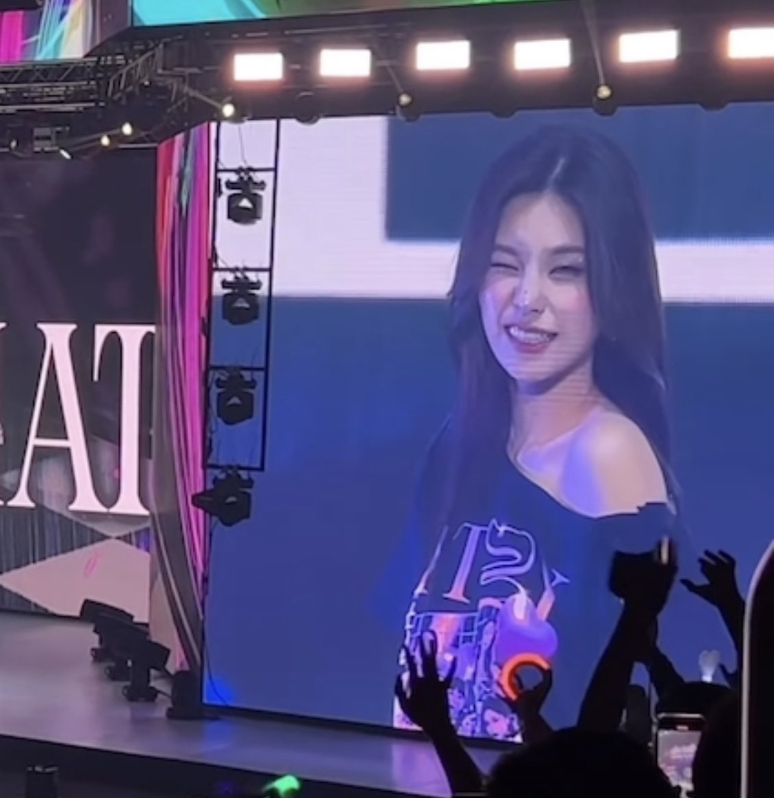 ultshinryujin's tweet photo. i remember this moment so clearly we were all just feral for yeji https://t.co/CMt7pZgEvU