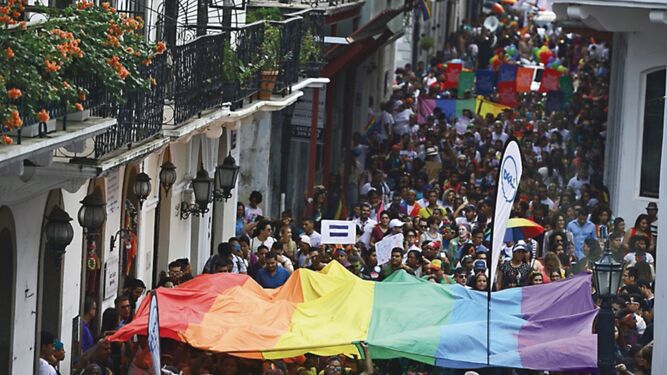 Encuesta en #Panamá 🇵🇦 señala que el 38% de los panameños están a favor del #matrimonioigualitario 🏳️‍🌈👬👫👭.