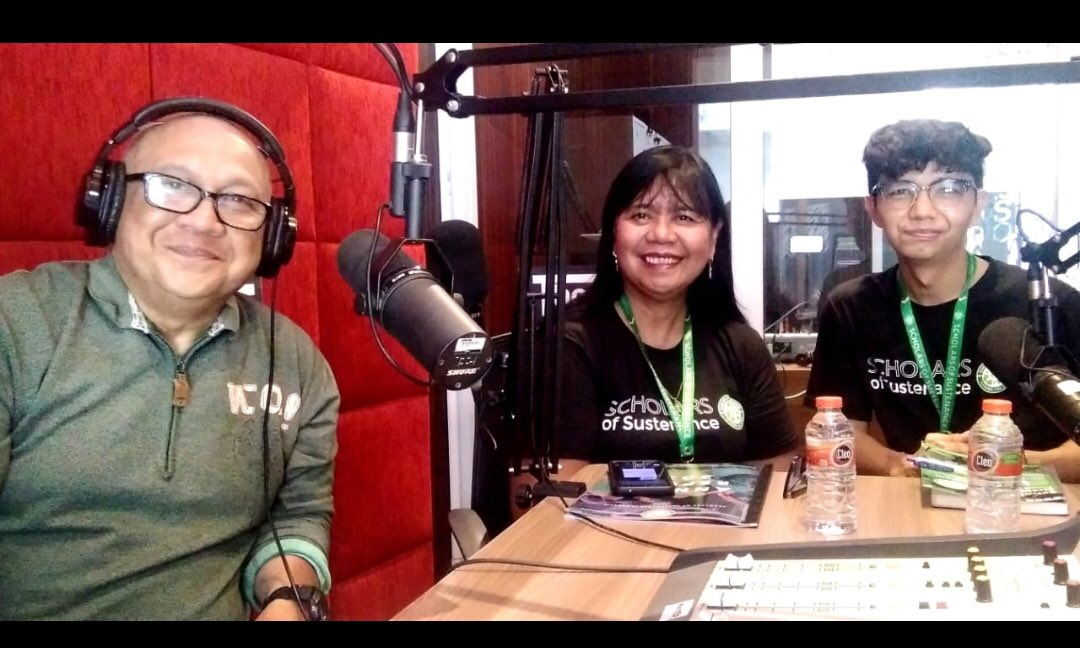 SOS_Bali's tweet photo. Last Friday, Scholars Of Sustenance was invited to do an interview with ThomsOn News Radio ๐๏ธ
We talked about what we do, our goals, vision and mission, and the impact we have made. โบ๏ธ
#radioindonesia #surplusfood #rescuefood #zerowaste #zerofoodloss #bali #indonesia https://t.co/iPvynQwzAs