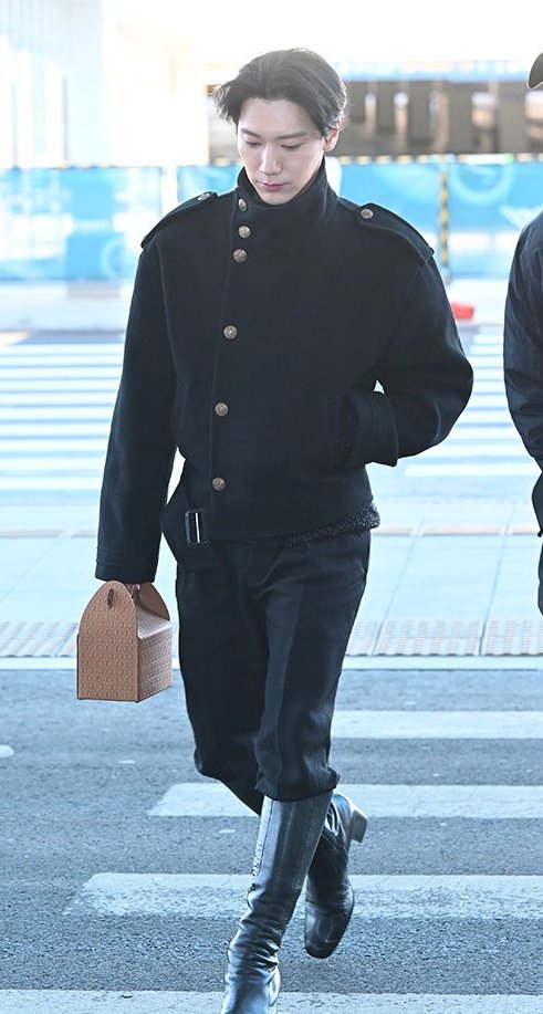 #TEN of #NCT was at ICN Airport to attend the <a href="/YSL/">SAINT LAURENT</a> show in Paris Fashion Week. He was seen with a YSL Take-away Box✨

#TENtoParisFashionWeek