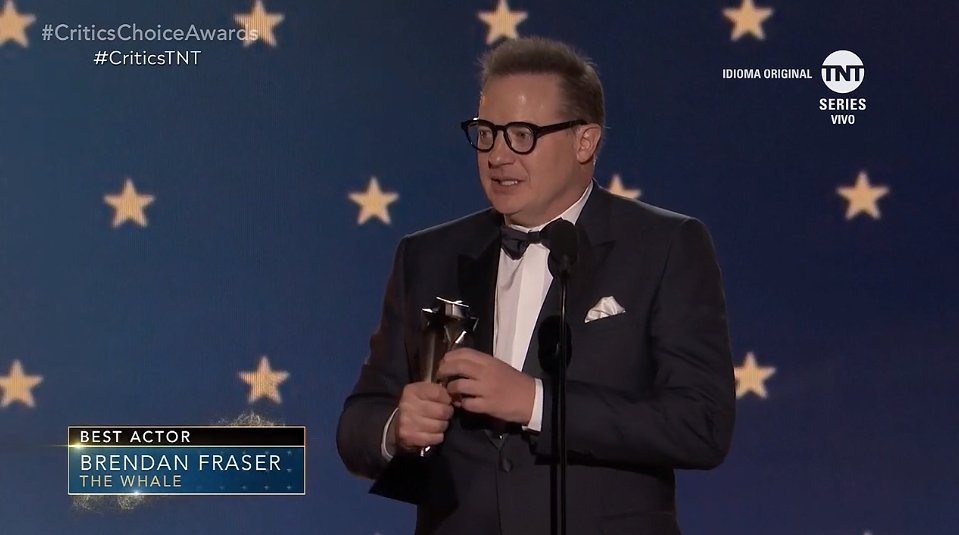 Brendan Fraser recibe su premio de Mejor Actor con lágrimas en los ojos. Conmovedor regreso a la palestra.  #CriticsChoiceAwards #CriticsChoiceAwards2023 #CriticsTNT