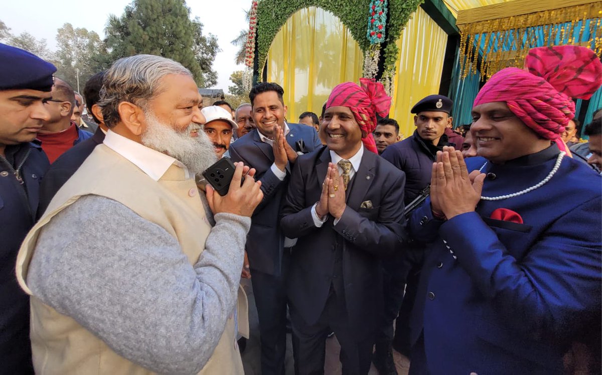 Parja2Parveen's tweet image. आज माननीय गृह मंत्री हरयाणा श्री अनिल विज जी ने मेरे भाई की शादी में बराड़ा बंसल पैलेस में  शिरकत की व वरवधू को आशीर्वाद दिया !!
प्रवीन कुमार चुड़ियाली 
जिला महामंत्री obc मोर्चा अम्बाला 
#anilvijhomeminister 
#bjpharyana
#obcmorcha 
#omparkashdhankad 
#manoharlalkhattar