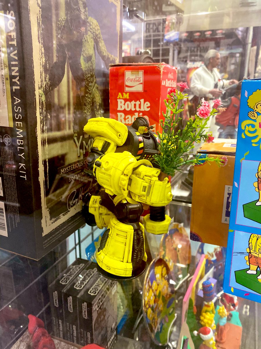 DomoJason's tweet image. Found a project I worked on stocked in TWO different spots 🙌 Geeked as hell to see them out in the world. Get one at your local indie toy or comic shop! #RoboForce #ToyDesign #PackageDesign