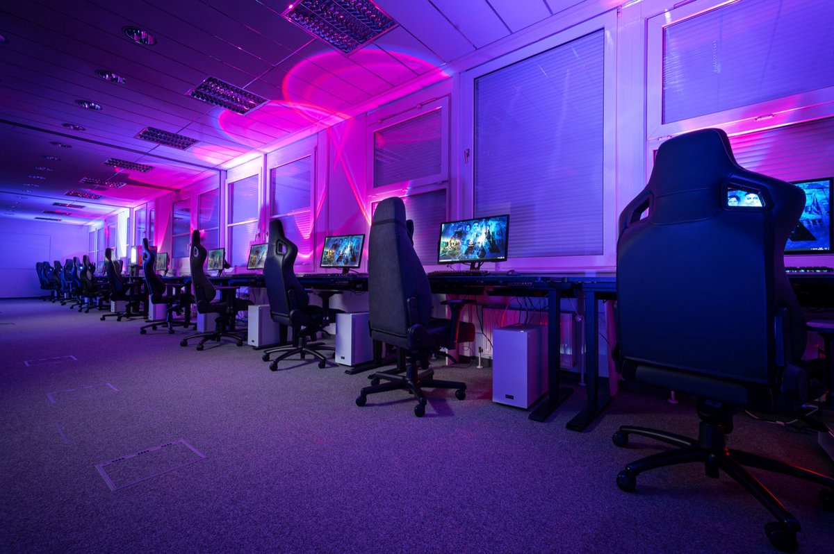 Sau geiles #MYM23 Event von <a href="/LoLGermany/">League of Legends DE</a> und <a href="/1337Camp/">1337Camp</a>, die das hier spitzenmäßig organisiert und umgesetzt haben! 
Ihr seid wirklich hammer korrekt 🤙🏼

Vielen Dank das wir dabei sein durften!