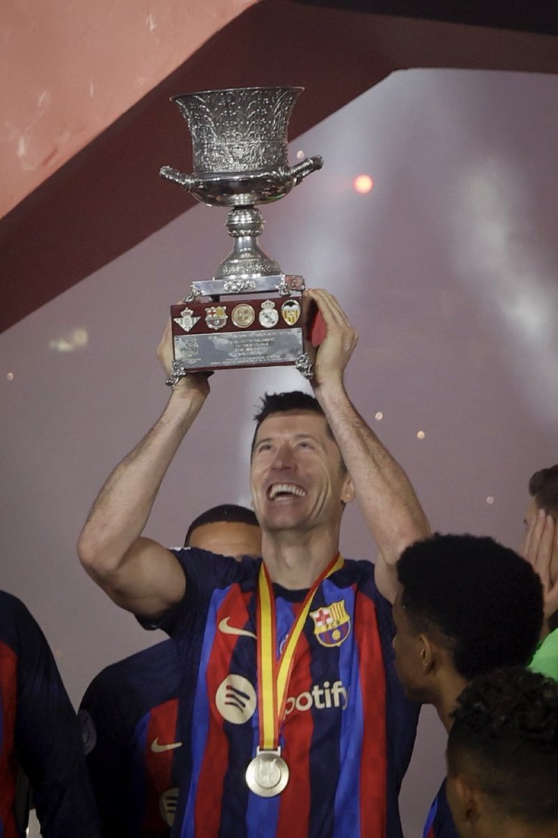 20 goles, 5 asistencias y un título en 22 partidos. Don Robert Lewandowski.