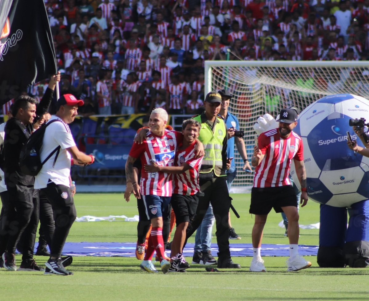 ToqueSports's tweet image. 😍 La felicidad del pequeño al abrazar a Juanfer.