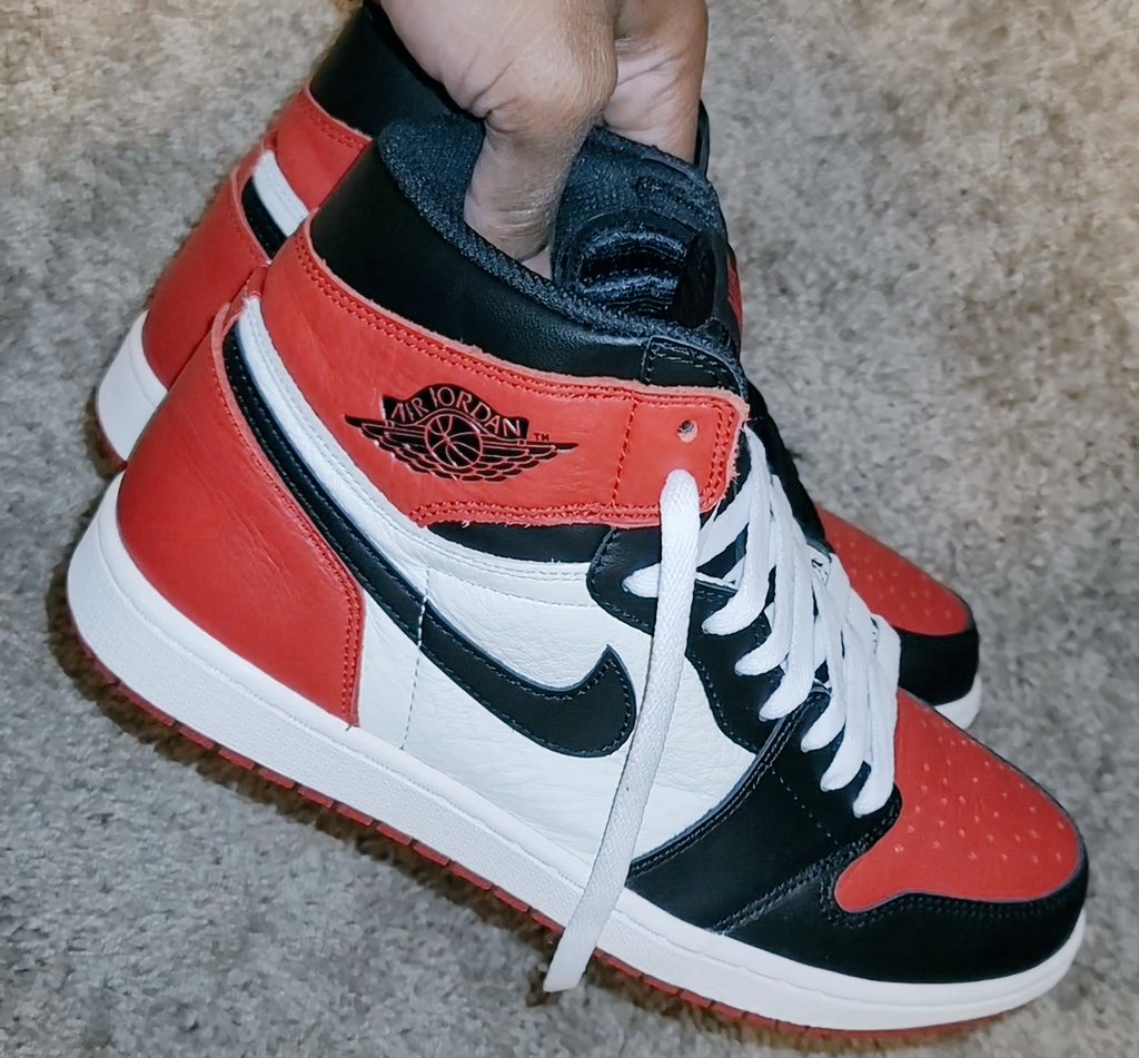 MangosAndKicks's tweet photo. Haven't worn these in a while...white or black laces for the #bredtoes ? @SneakerAdmirals @JamarroBrown
#snkrsliveheatingup #Snkrskickcheck #sneakerhead #Nike #AirJordan1 https://t.co/uyXrkKX0Xu