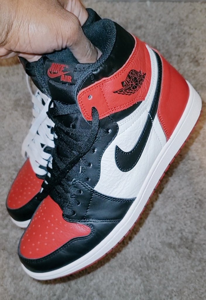 MangosAndKicks's tweet photo. Haven't worn these in a while...white or black laces for the #bredtoes ? @SneakerAdmirals @JamarroBrown
#snkrsliveheatingup #Snkrskickcheck #sneakerhead #Nike #AirJordan1 https://t.co/uyXrkKX0Xu