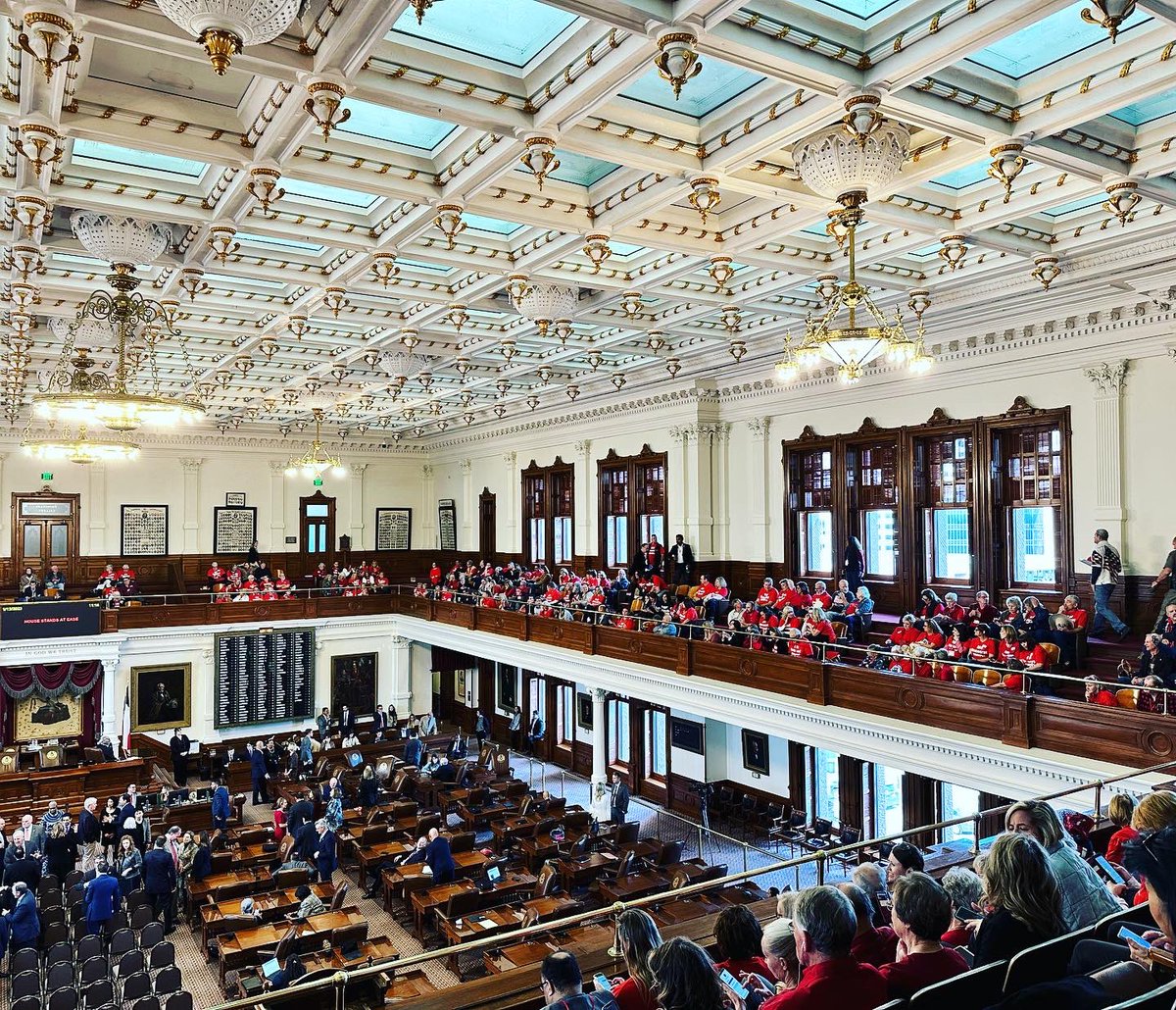 HortonHearsTx's tweet photo. @thedaughter17 Gallery photos. All that #bandemchairs red! https://t.co/WLx6vP0uT7