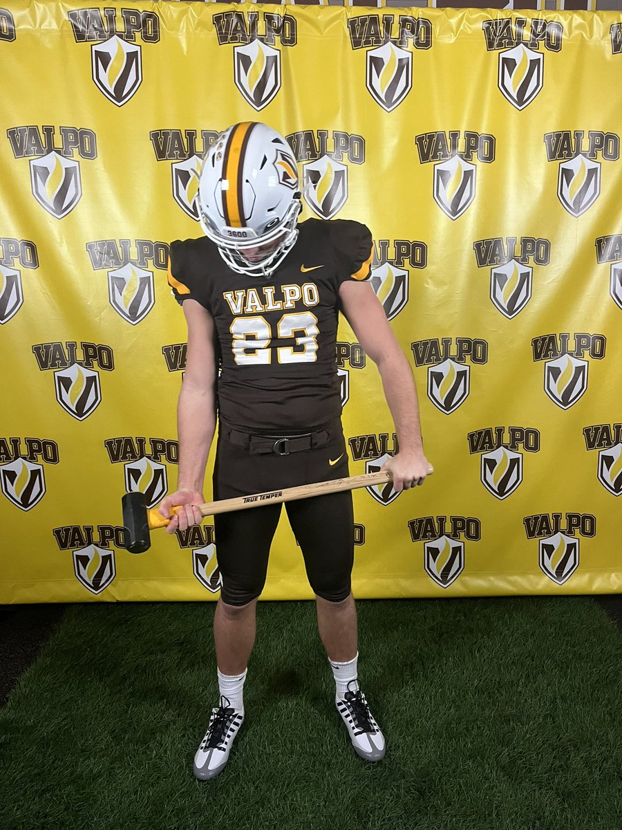 HenryMasters15's tweet photo. Thank you @valpoufootball for the amazing official visit. Had an absolute blast talking to the all the coaches and other recruits! #rollbeacs @Coach_RJG @CoachLFox @srduncan_40 @CoachWillFlem @WellsCaleb51 @BrandonHuffman https://t.co/uIAecncWCv