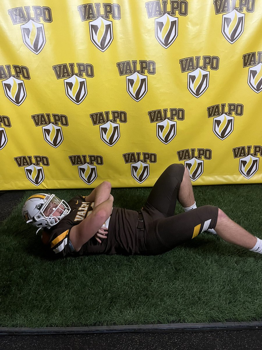 HenryMasters15's tweet photo. Thank you @valpoufootball for the amazing official visit. Had an absolute blast talking to the all the coaches and other recruits! #rollbeacs @Coach_RJG @CoachLFox @srduncan_40 @CoachWillFlem @WellsCaleb51 @BrandonHuffman https://t.co/uIAecncWCv