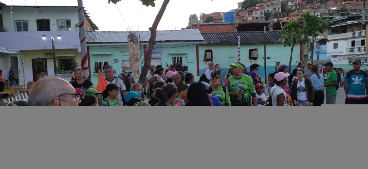 de_naiguata's tweet photo. #Ene14 
Feligreses y devotos de la #VirgenDeCoromoto de #Naiguata celebraron una Misa Campestre en la montaña presidida por el Párroco Alberto Castillo

Recorrido de dos horas a pie que los llevó a una increíble altura para estar en conexión con la naturaleza y su fe

#Albareña https://t.co/M5bkkUuunS